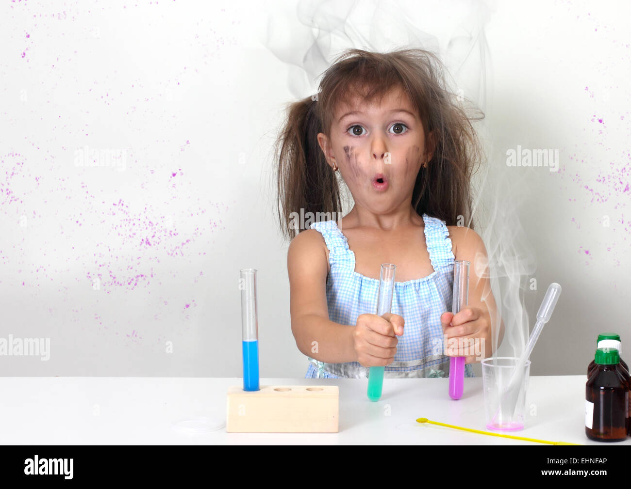 Niño sucio haciendo infructuoso experimento químico explosivo Foto de stock