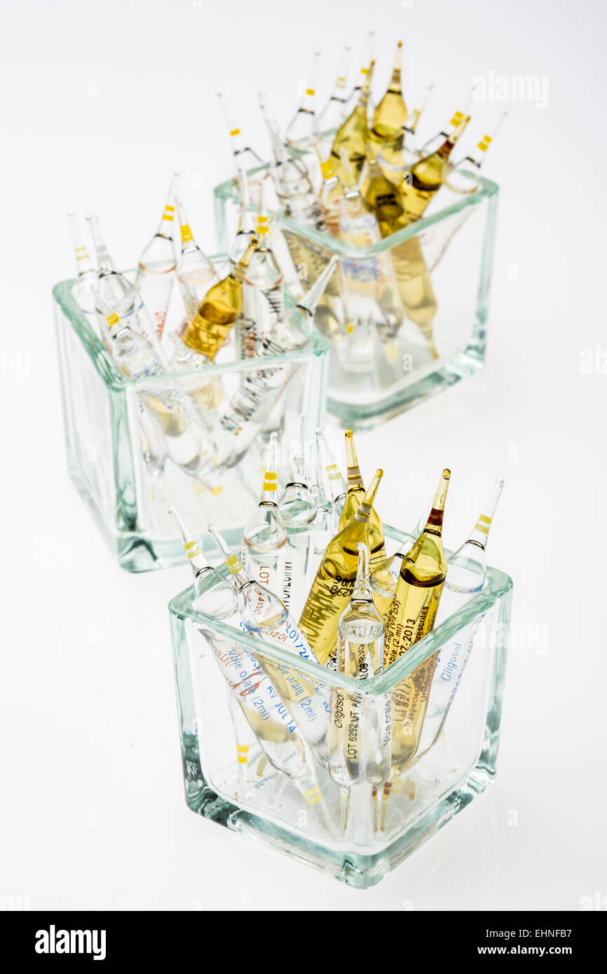Ampollas de vidrio de diversos oligoelementos. Foto de stock