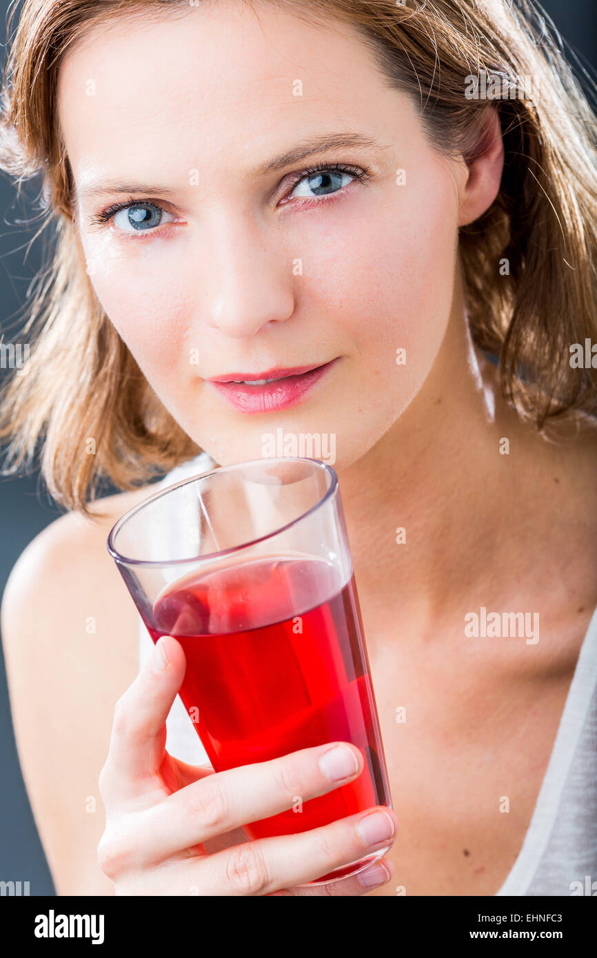 Mujer de beber jugos de frutas. Foto de stock