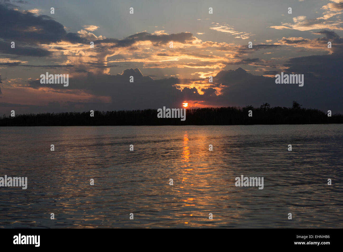 Puesta de sol sobre el río Chobe, Botswana, cerca de la ciudad de Kasane Foto de stock