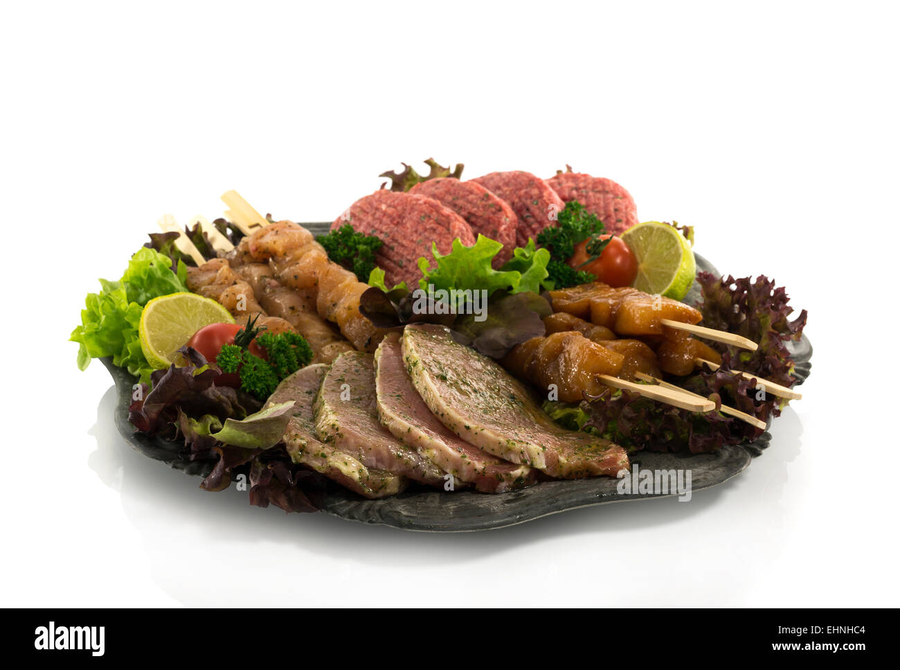 Plato de barbacoa con ensalada y carne aislado en blanco Foto de stock