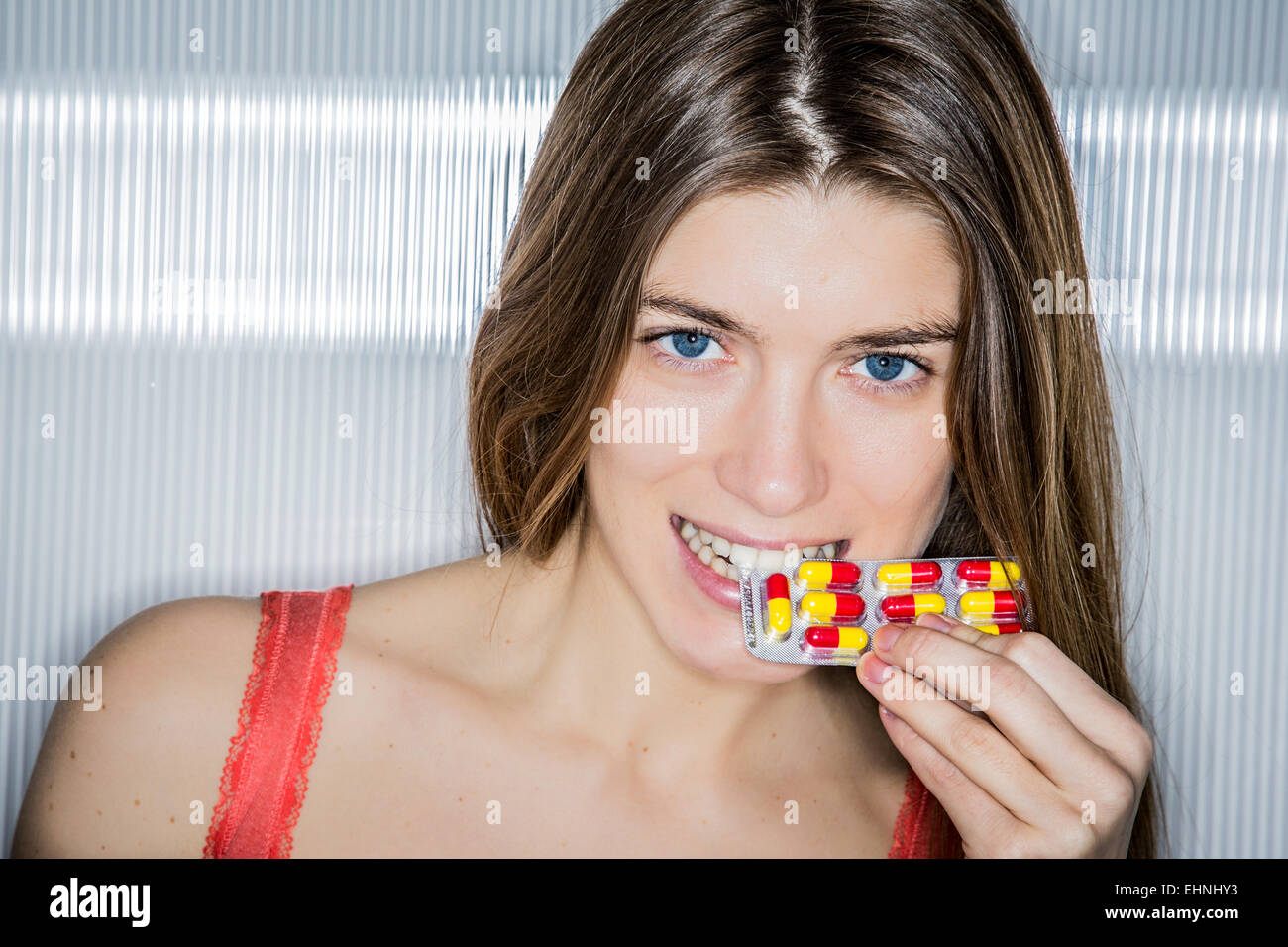 Mujer toma tabletas. Foto de stock