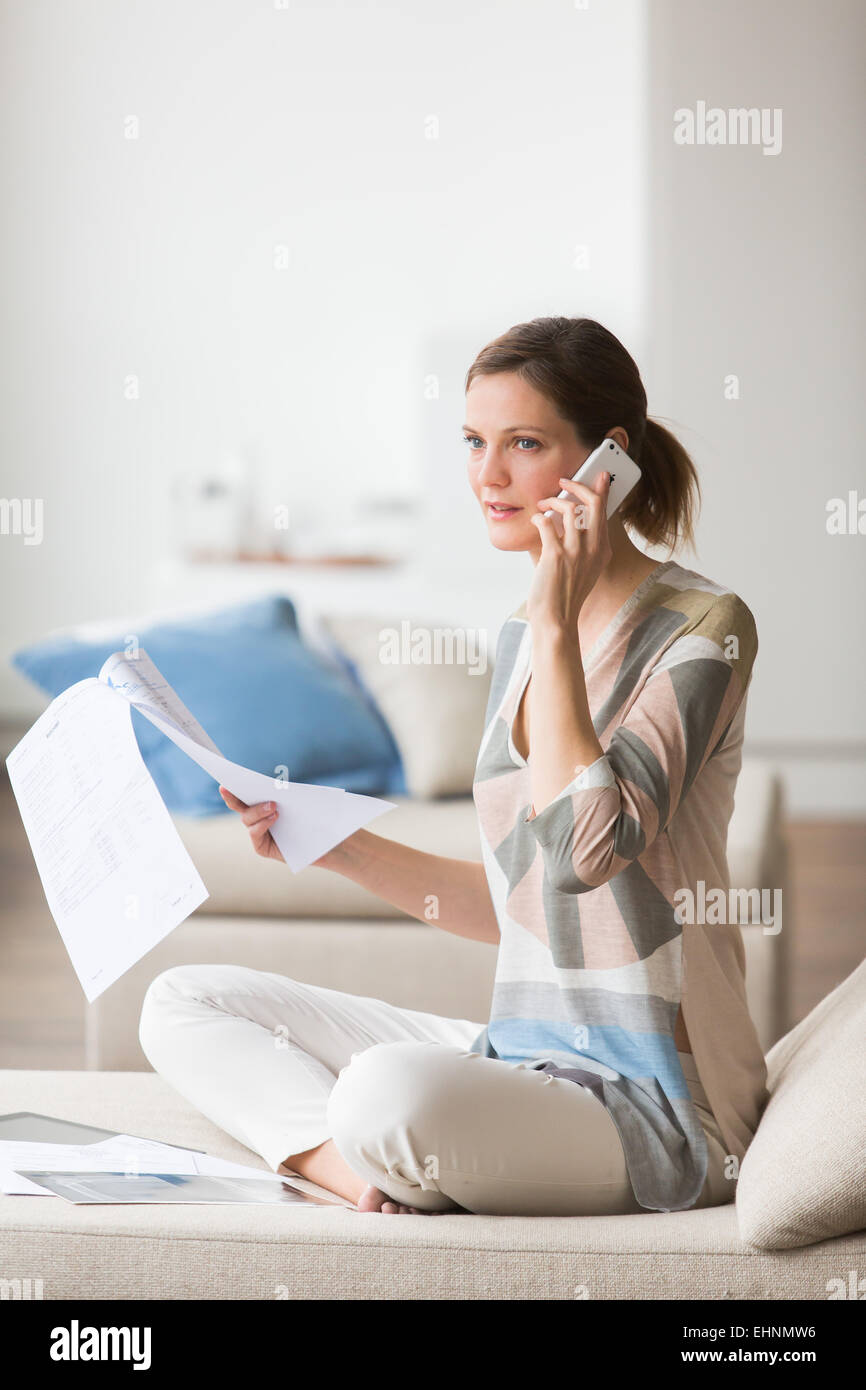 Mujer leyendo los resultados de análisis médicos. Foto de stock