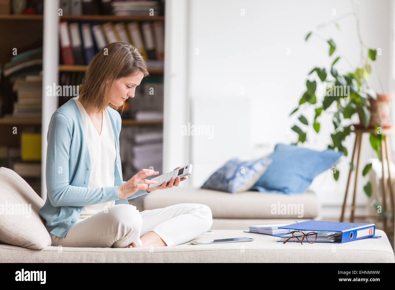 Mujer con documentos administrativos. Foto de stock