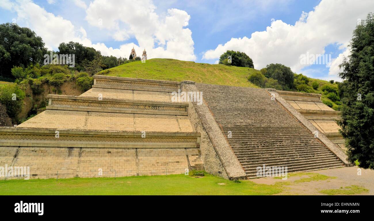 Gran Pirámide de Cholula anteriormente con la iglesia Foto de stock