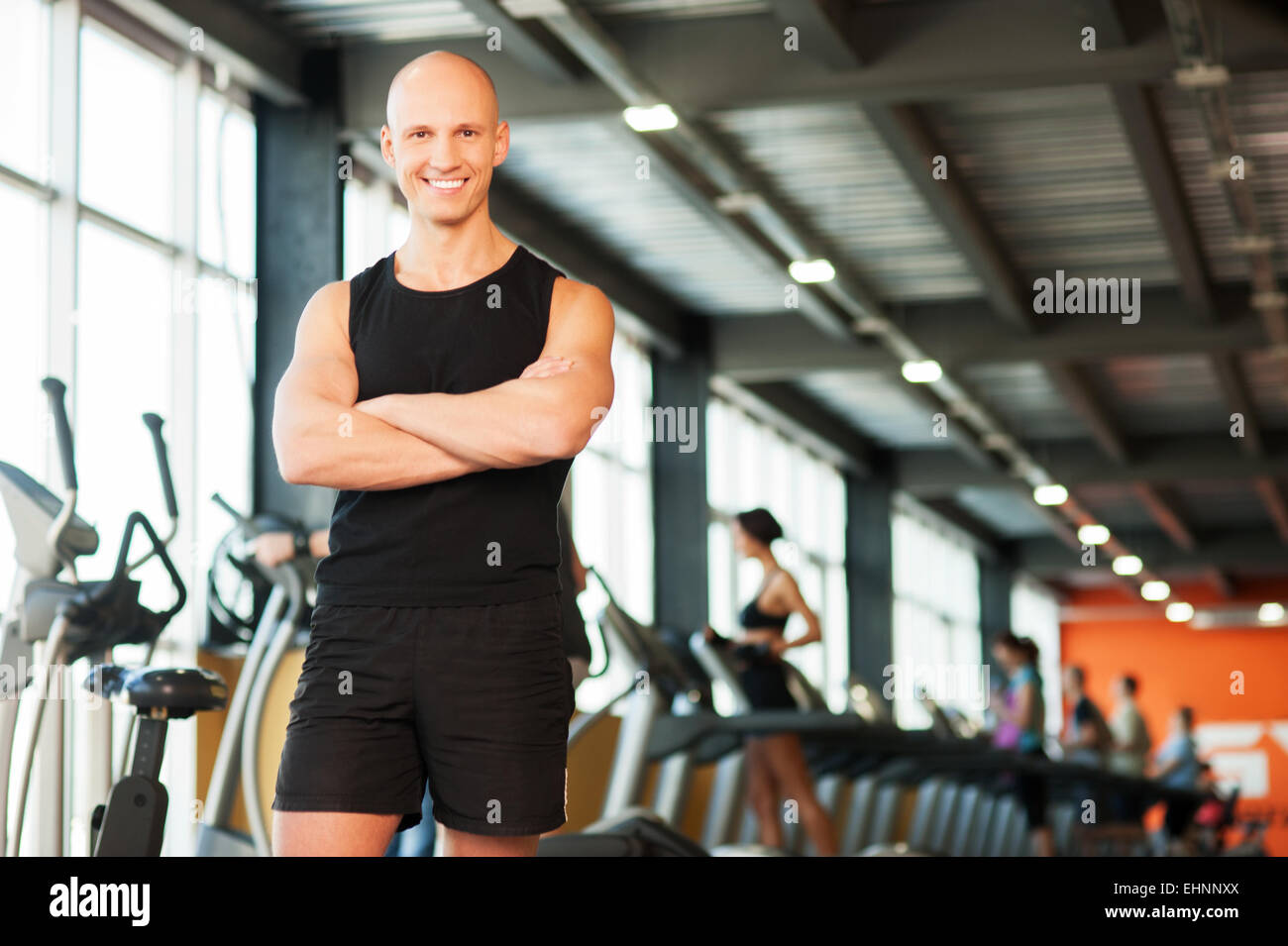 Fitness atractivo hombre en ropa deportiva Fotografía de stock - Alamy
