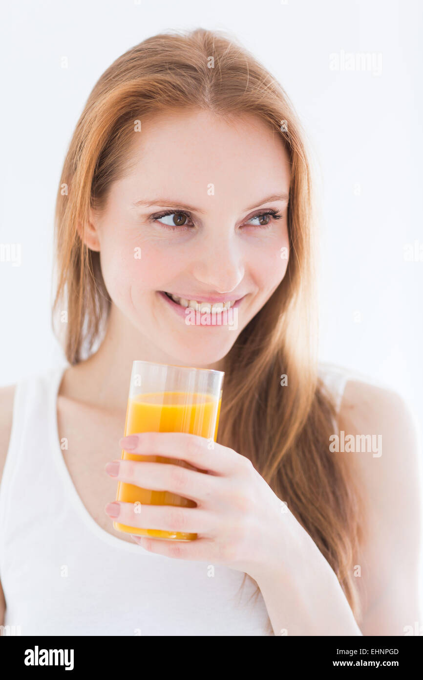 Mujer de beber jugos de frutas. Foto de stock