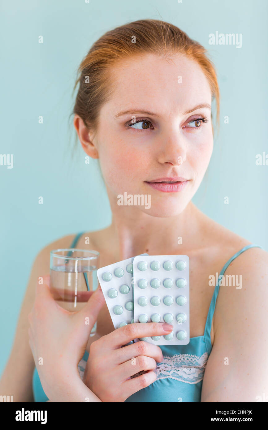 Mujer tomando medicamentos. Foto de stock
