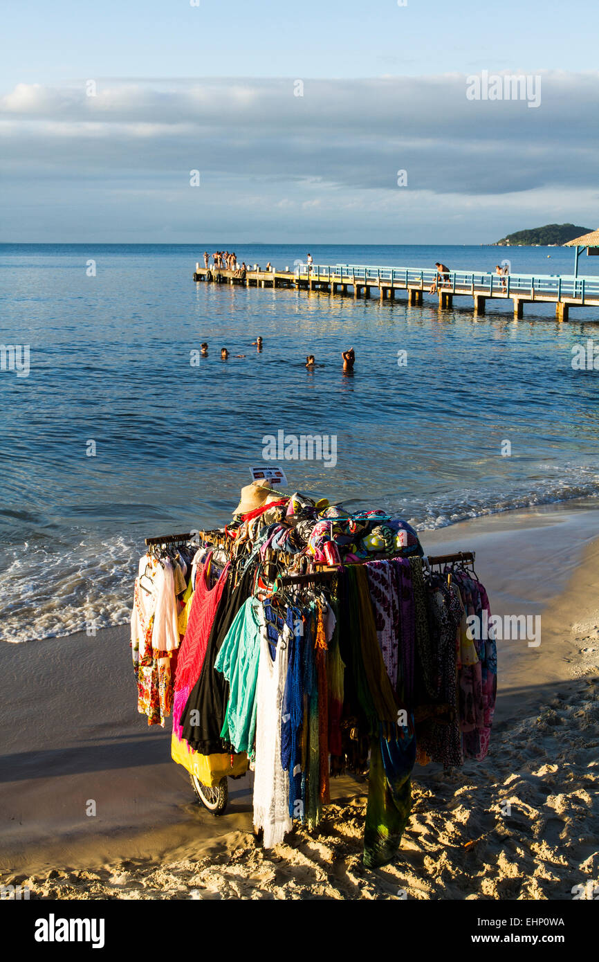 Ropa para la venta en la Playa de Canasvieiras. La ciudad de Florianópolis,  Santa Catarina, Brasil Fotografía de stock - Alamy