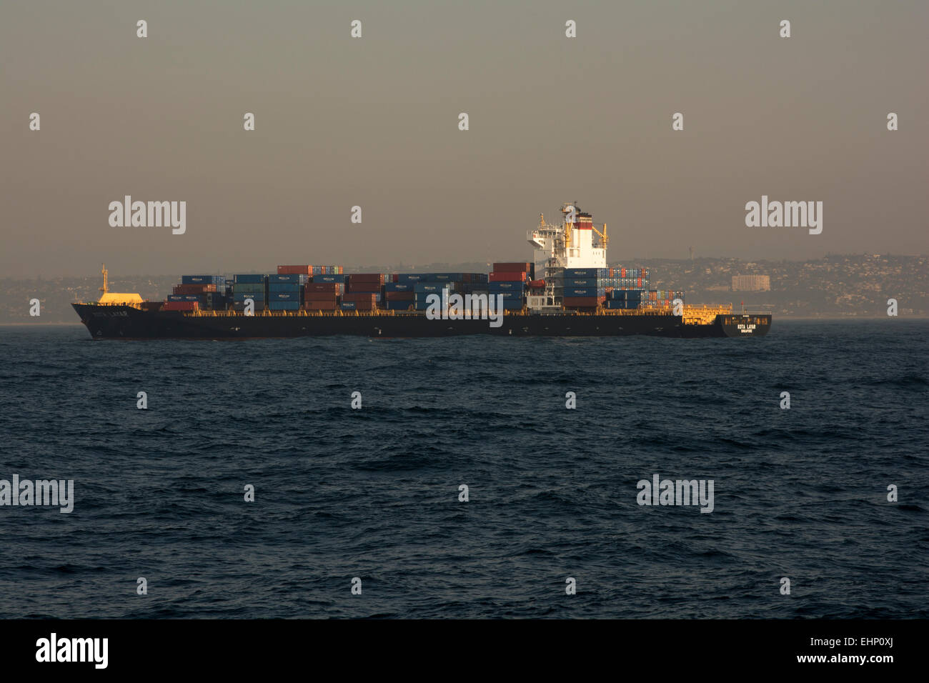 Kota Layar es un contenedor de 261 metros de largo buque navegaba bajo bandera de Singapur con un peso muerto de 50595 toneladas. Foto de stock
