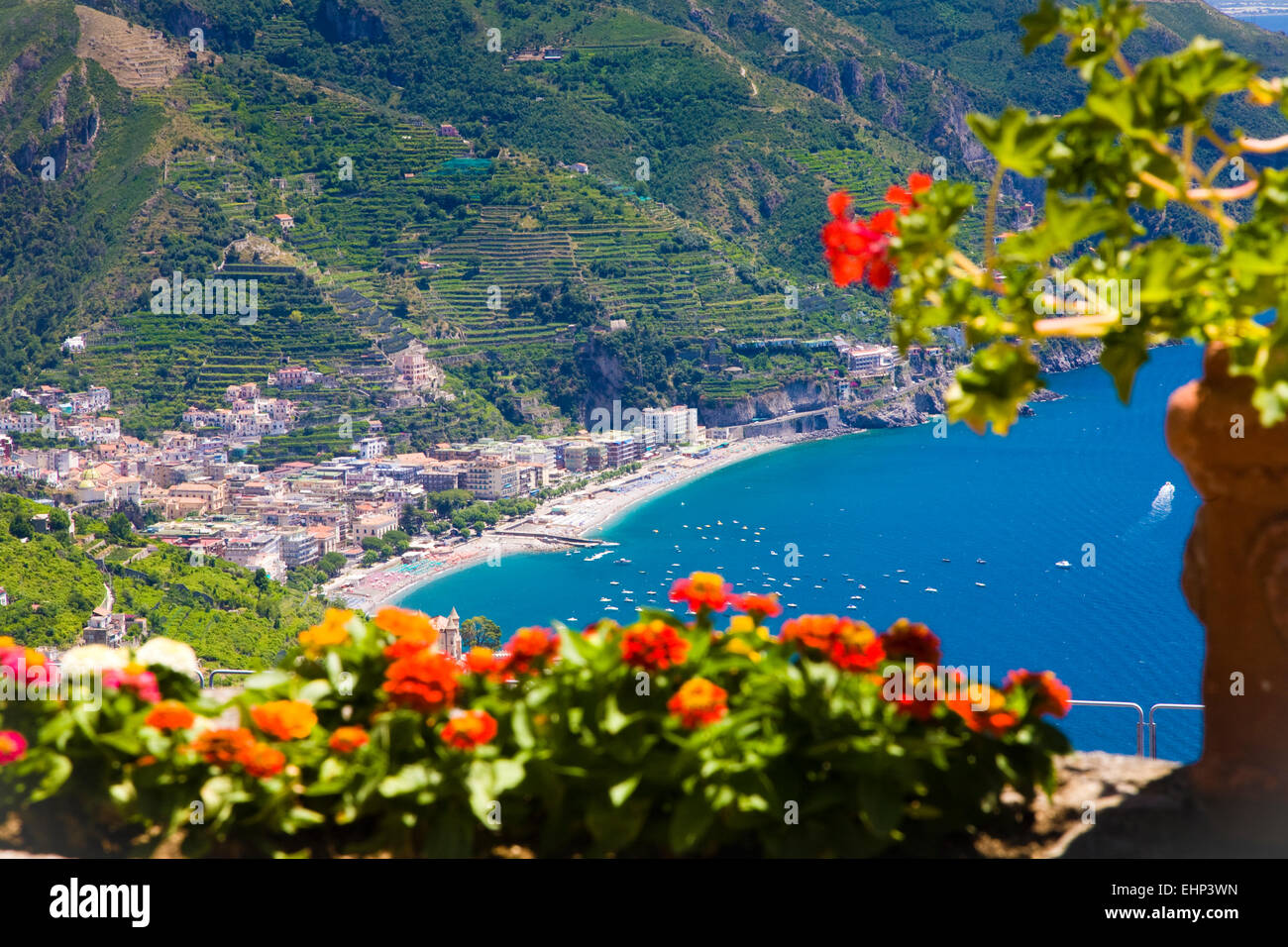 Bahía de Nápoles y la costa amalfitana visto desde Ravello, Campania, Italia Foto de stock