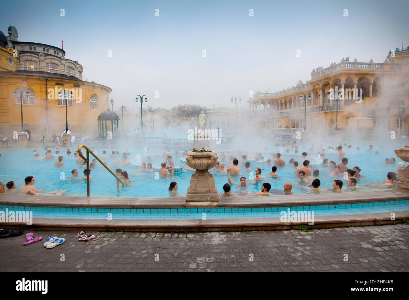 Los y residentes locales pueden disfrutar de los baños termales Széchenyi en un frío día de invierno, Budapest, Hungría Fotografía de stock - Alamy
