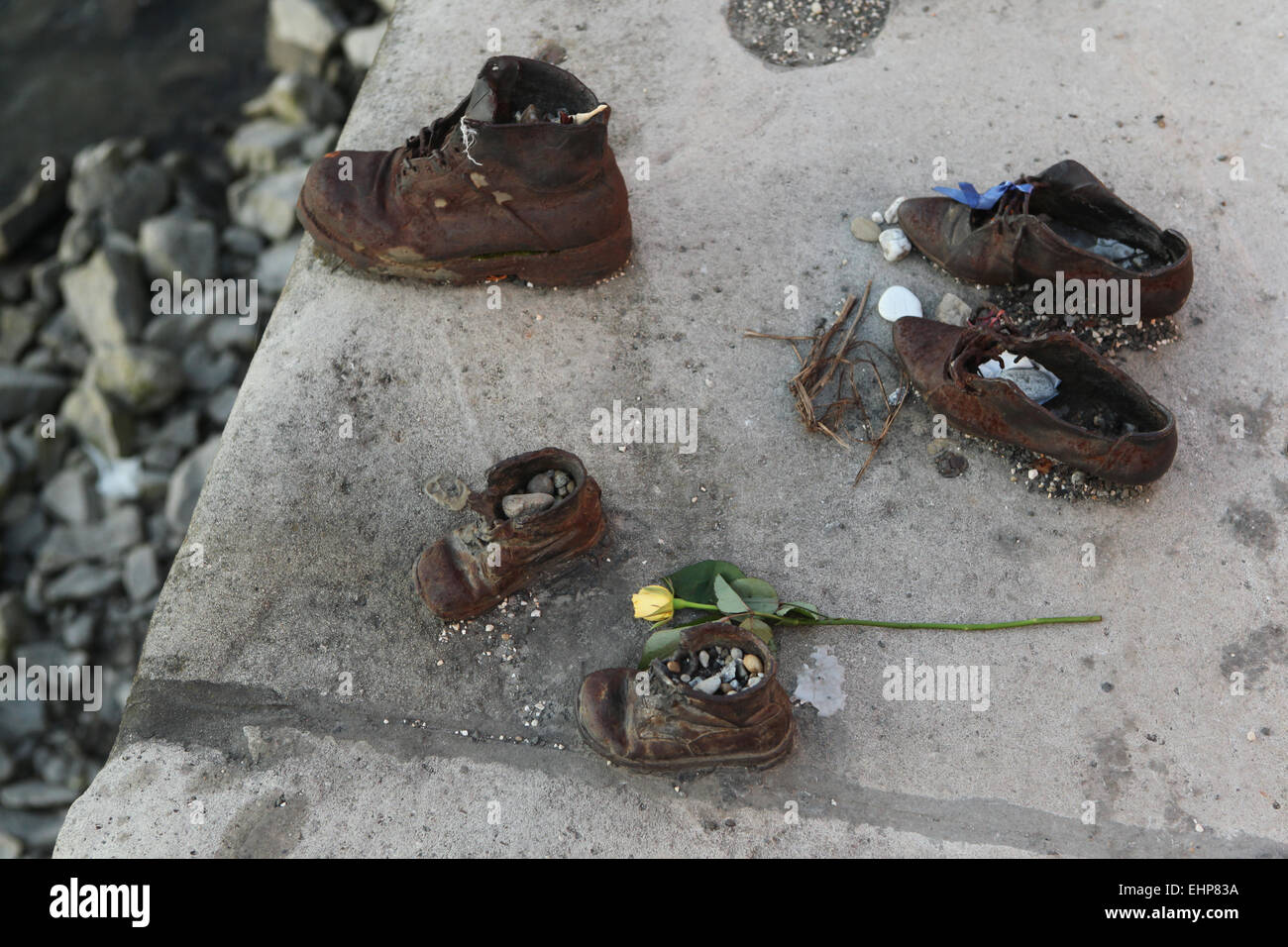 Zapatos en las orillas del Danubio. Monumento en honor a los judíos que fueron muertos a tiros en las orillas del Danubio en 1944-1945 en Budapest, Hungría. Foto de stock