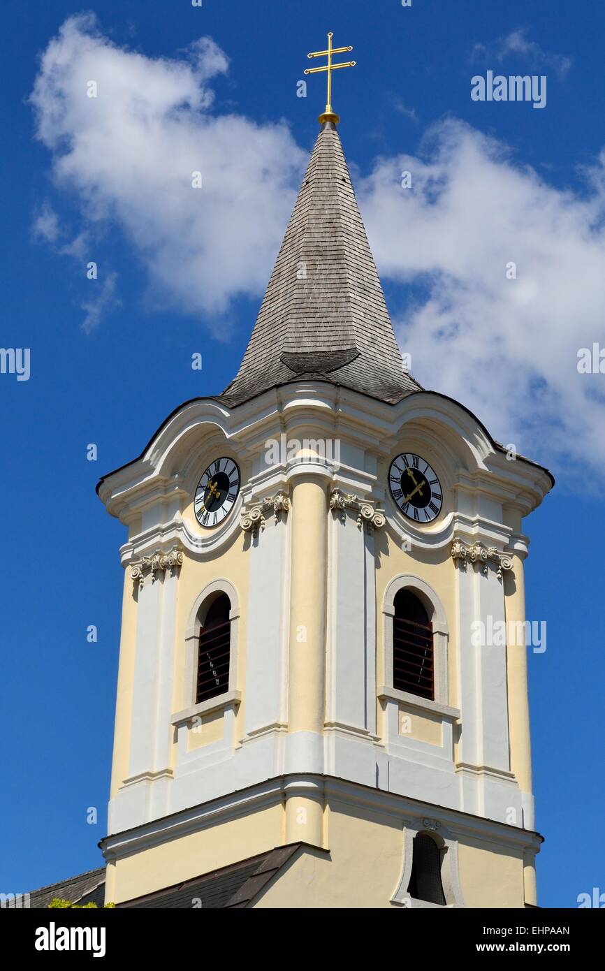 La torre de la Iglesia en el Burgenland Foto de stock