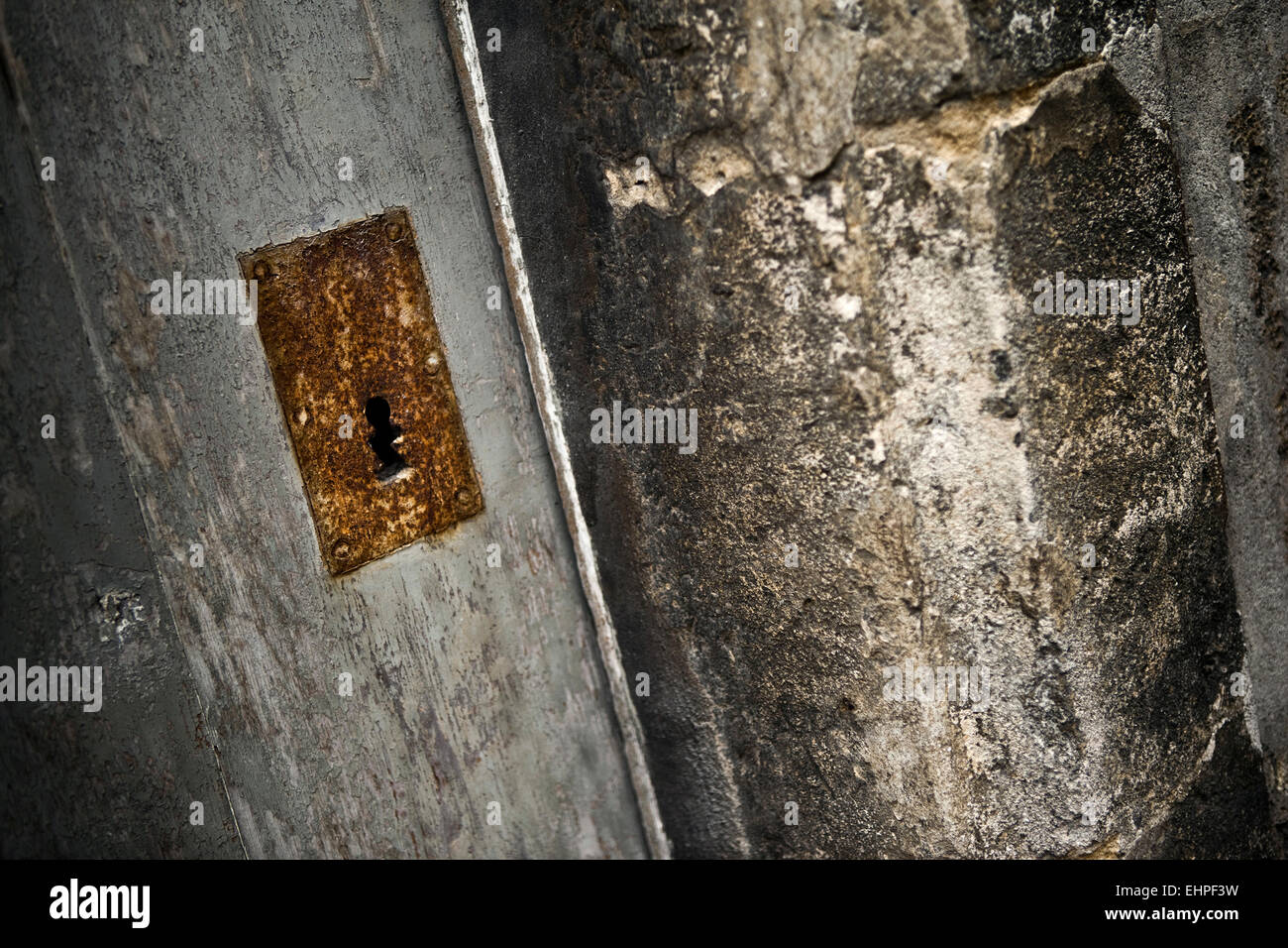 Antigua puerta oxidada en la parte delantera de un tugurio Foto de stock