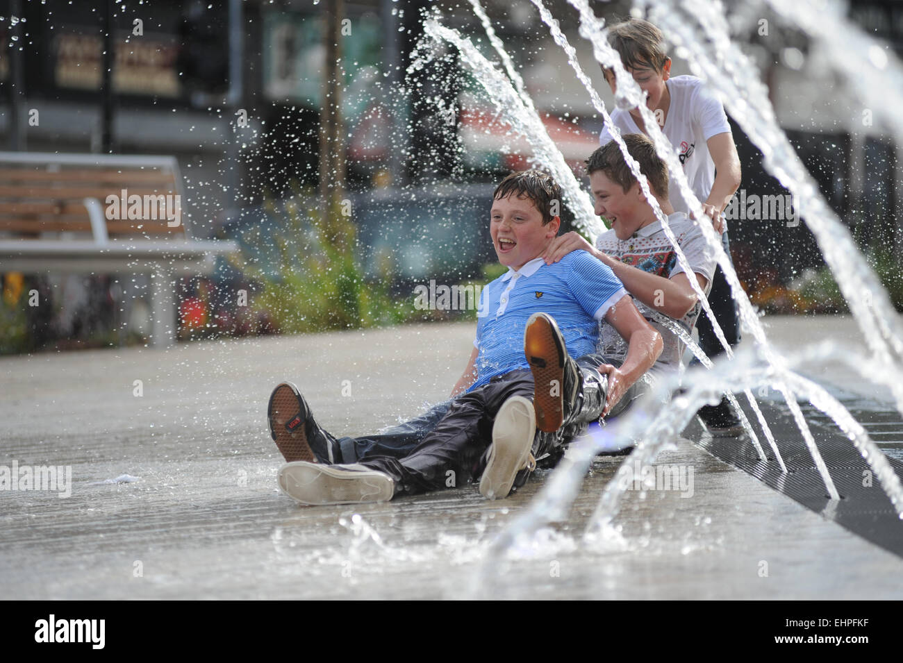 Los chicos disfrutando del Barnsley Ayuntamiento fuentes de agua. El 21 de agosto de 2013. Foto: Scott Bairstow/Alamy Foto de stock