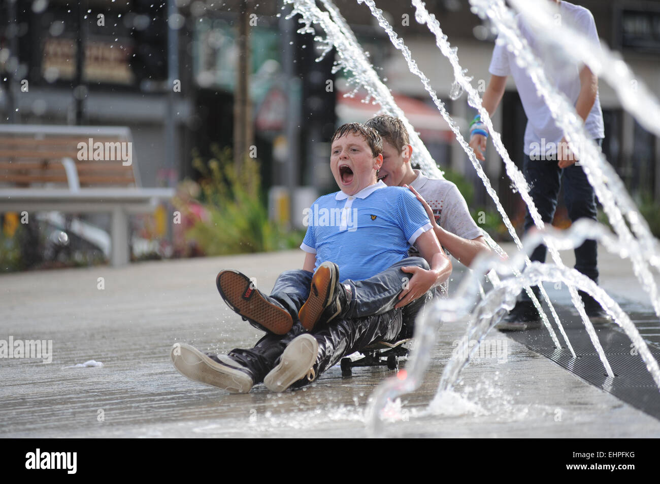 Los chicos disfrutando del Barnsley Ayuntamiento fuentes de agua. El 21 de agosto de 2013. Foto: Scott Bairstow/Alamy Foto de stock