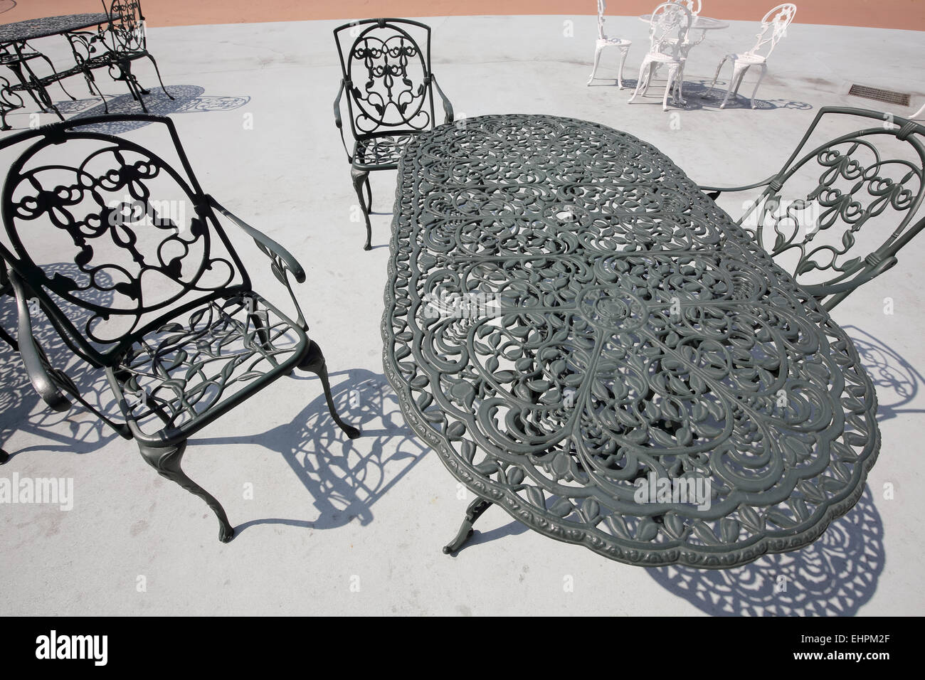 Juego de patio de hierro forjado fotografías e imágenes de alta