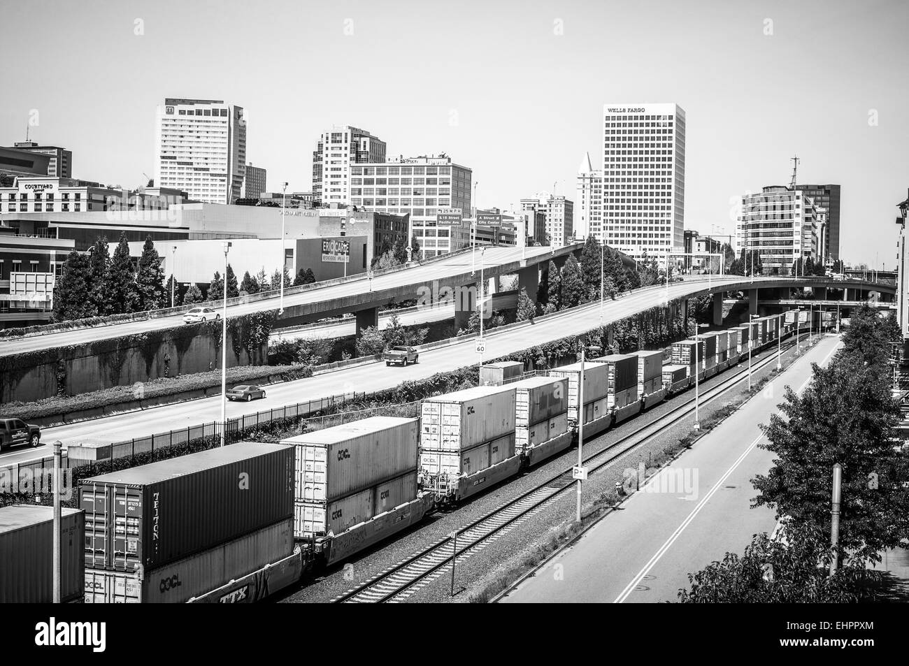 Imagen en blanco y negro atemporal del transporte por ferrocarril y carreteras en los Estados Unidos. B&W Foto de stock