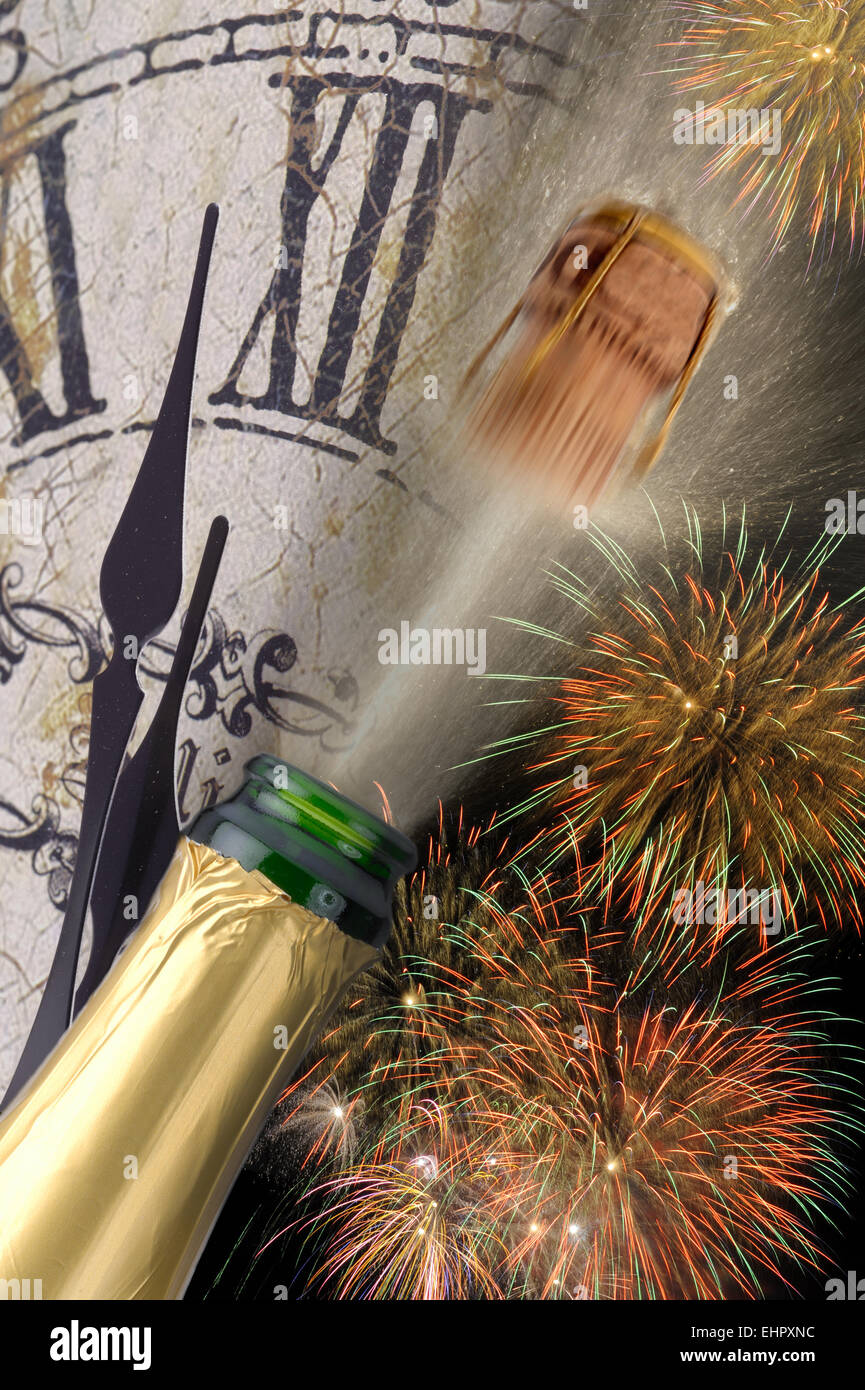 Botella de champán reventar con fuegos artificiales Foto de stock