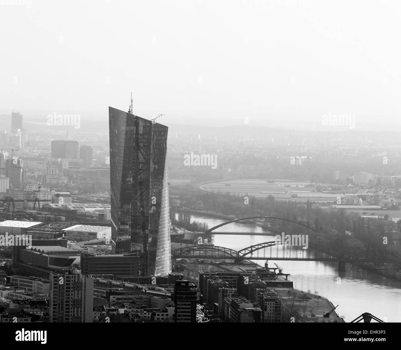 Imagen en blanco y negro de la nueva sede del Banco Europeo. Banco Central Europeo, Frankfurt, Alemania. Arquitecto: coop-himmelbl Foto de stock