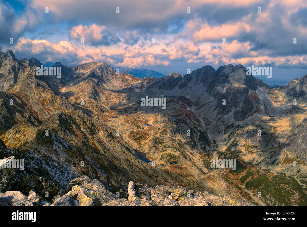 Las majestuosas cimas de los Altos Tatras en Eslovaquia de Slavkovsky Stit Foto de stock