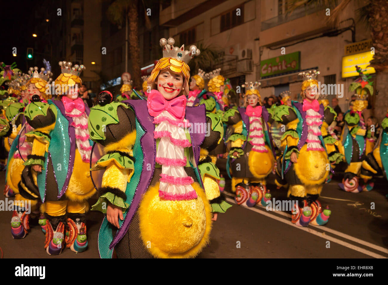 Los niños en Disfraces imaginativos en el Carnaval de Santa Cruz de Tenerife,  Tenerife, Islas Canarias, España Fotografía de stock - Alamy