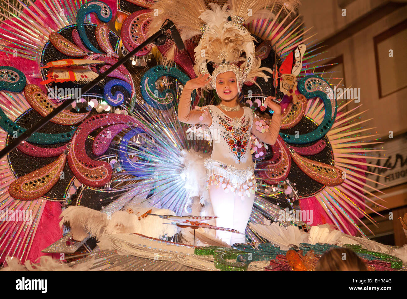 Mujer en coloridos trajes, Carnaval, carnaval callejero, Puerto de la Cruz,  Tenerife, Islas Canarias, España Fotografía de stock - Alamy