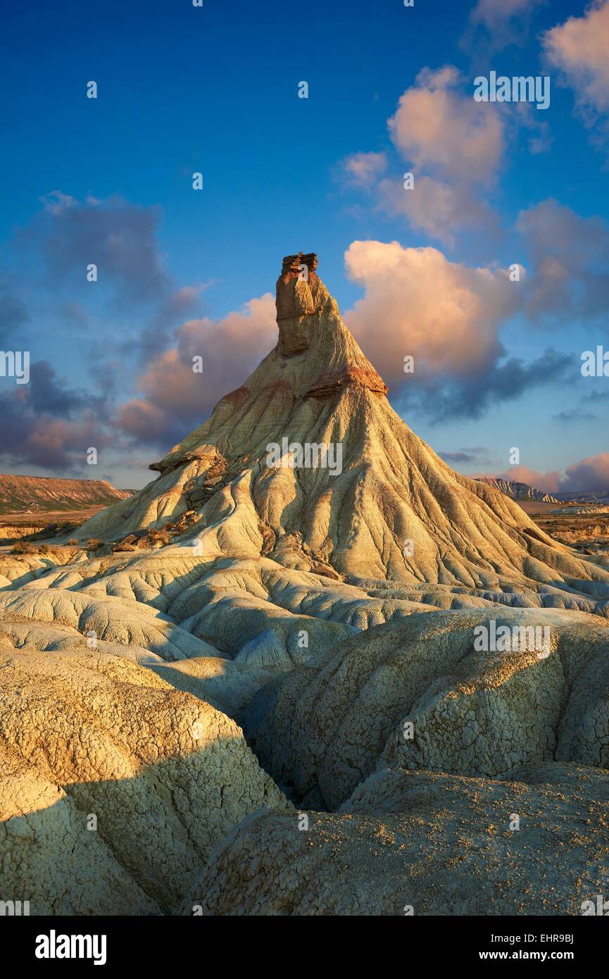 Castildeterra formación rocosa en la Bardena Blanca, zona del parque natural de las Bardenas riales, Navarra, ESPAÑA Foto de stock