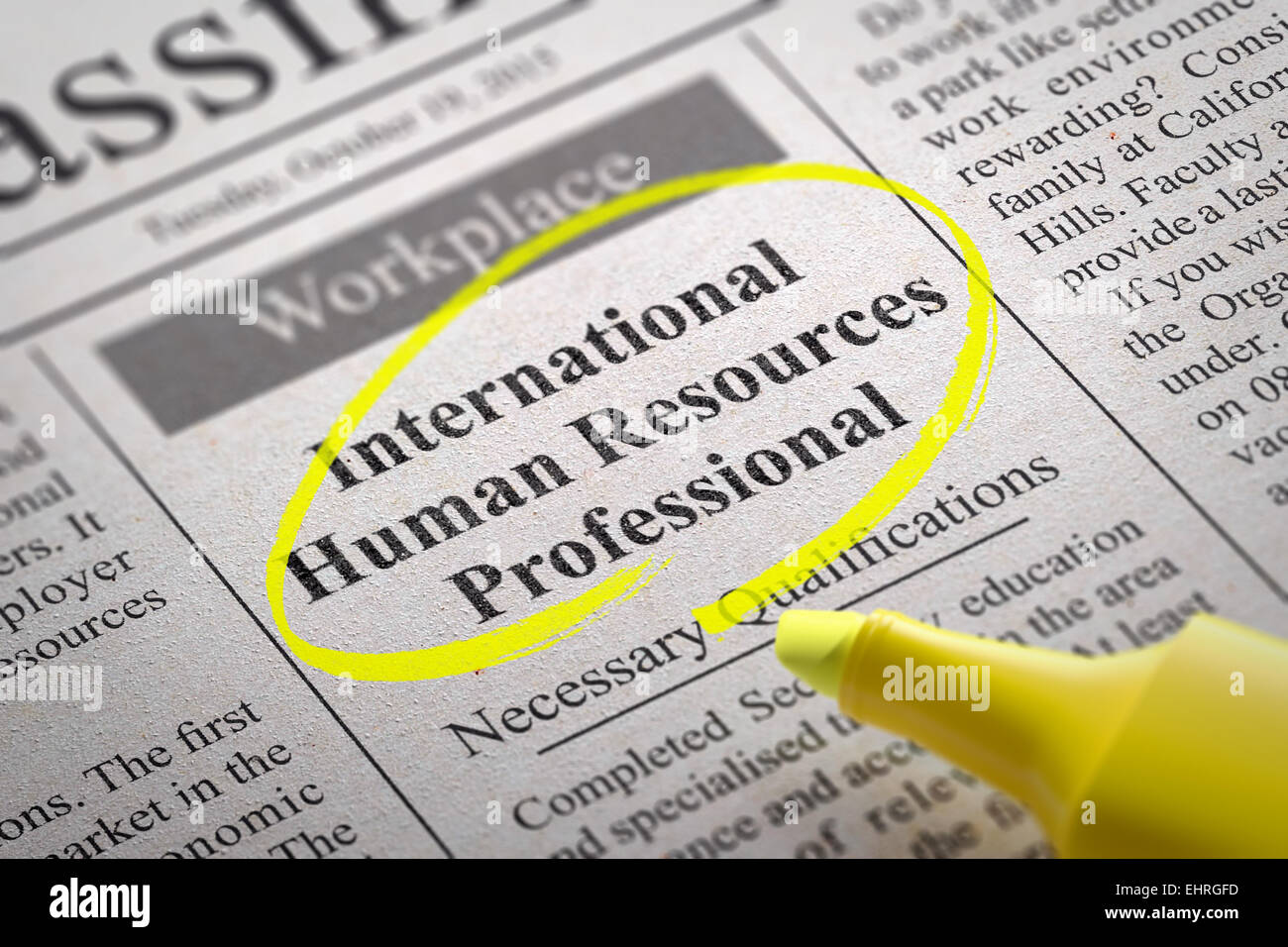 Profesional de recursos humanos internacional vacante en el periódico. Foto de stock