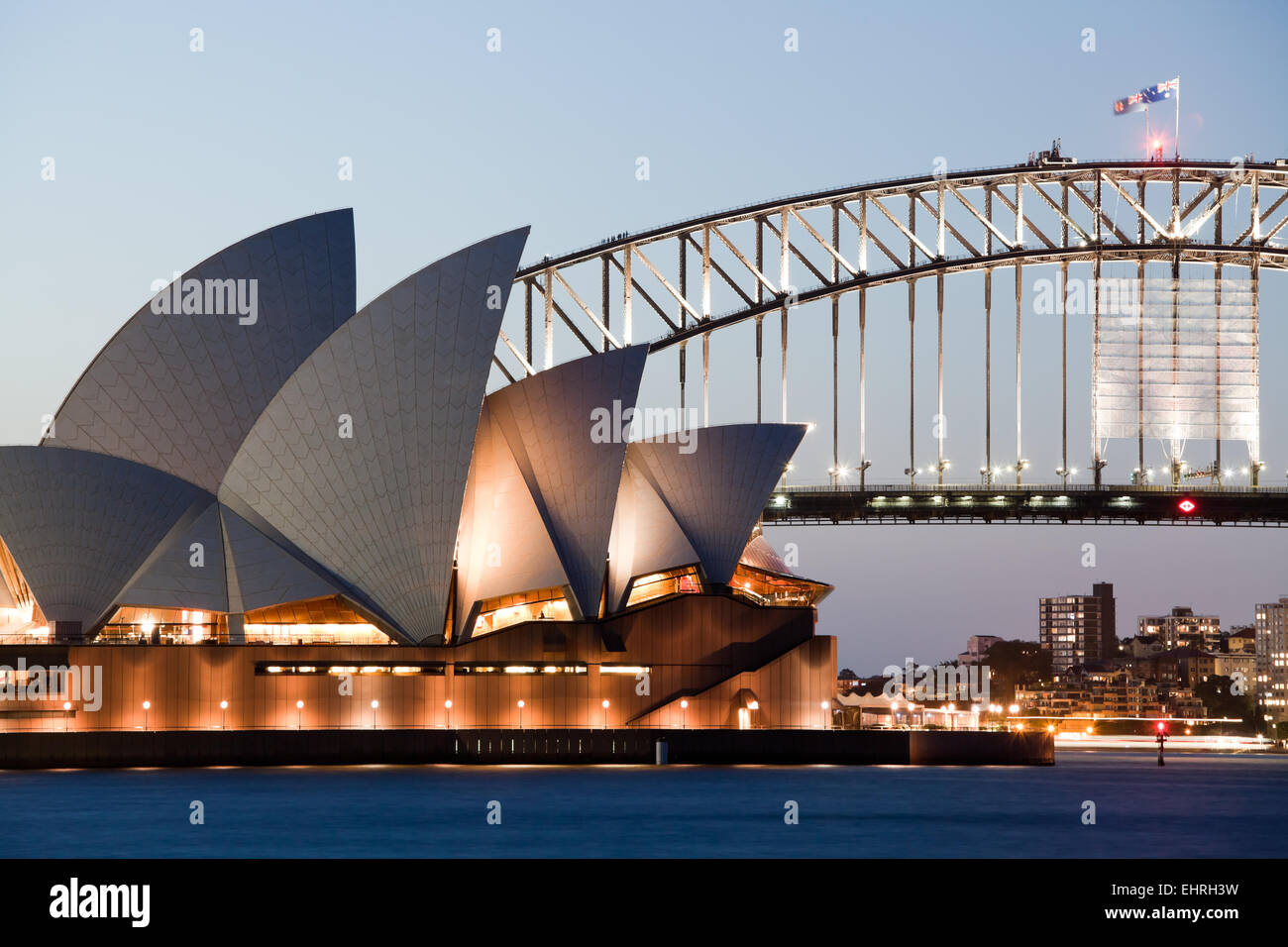 SYDNEY - 6 de febrero: La Ópera de Sydney con Harbour Bridge en Sydney, Australia, el 6 de febrero de 2013. Foto de stock