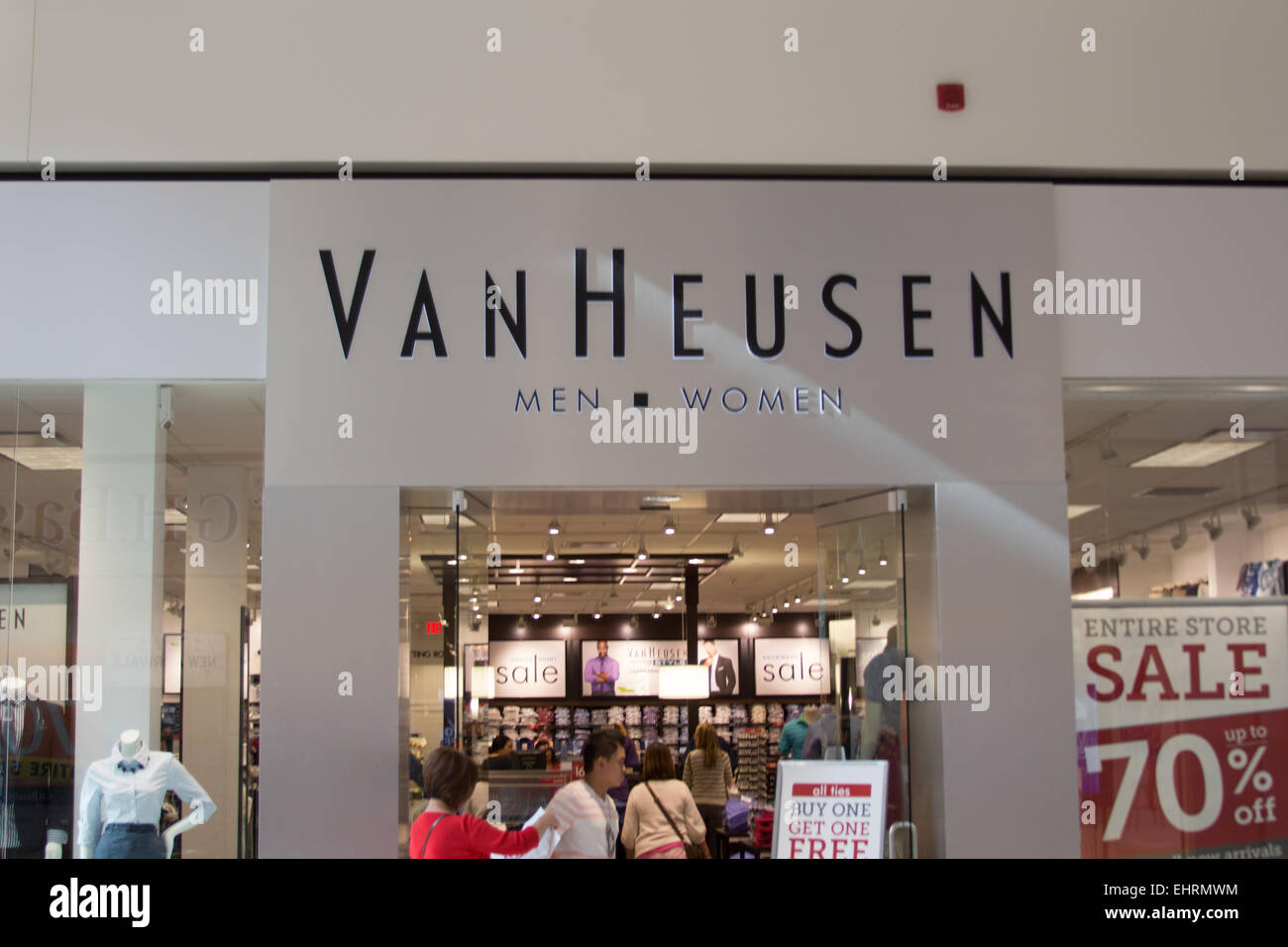 Van Heusen tienda con el Fashion Outlets of Chicago mall en Rosemont
