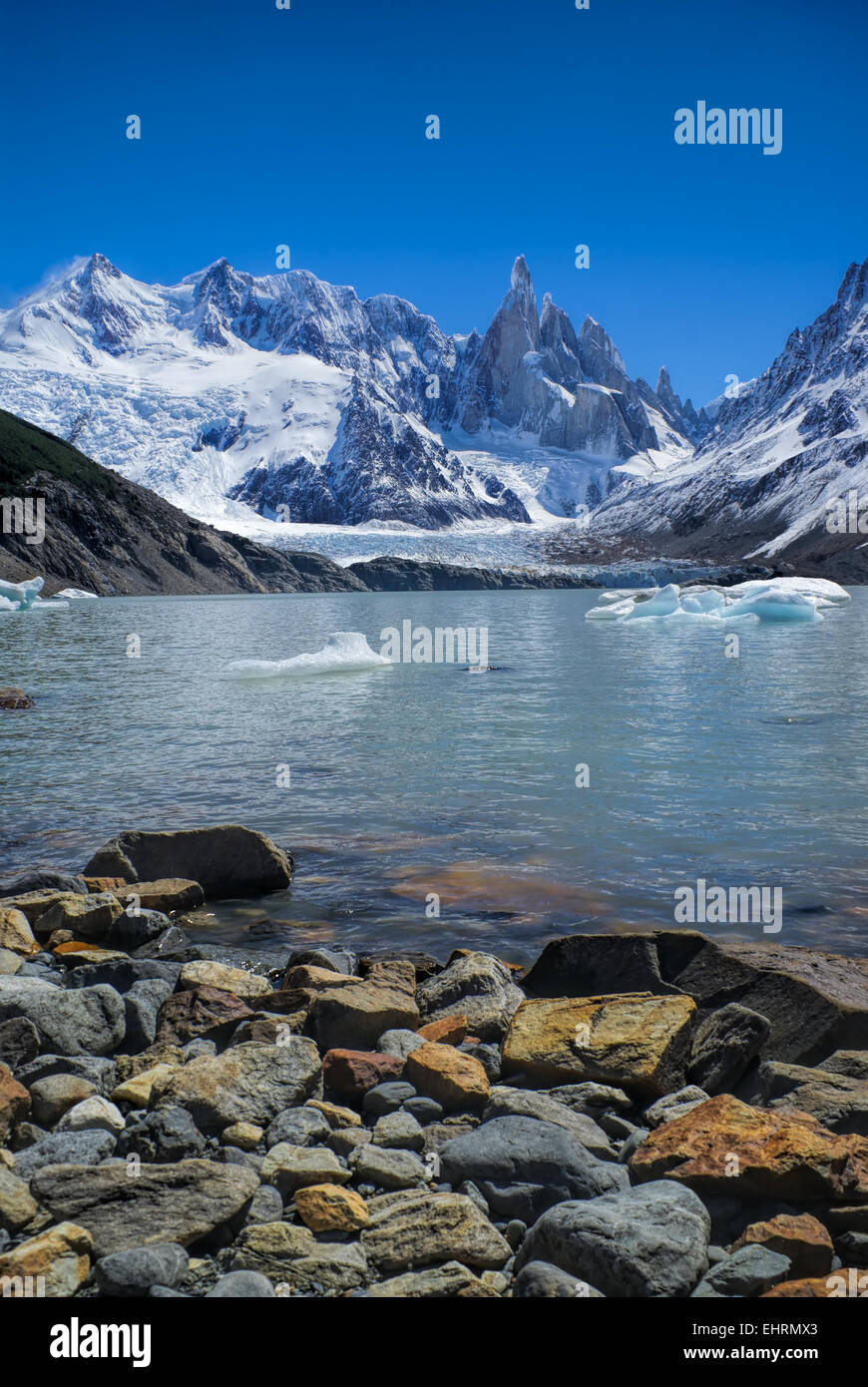 Vista panorámica de la costa rocosa en el Parque Nacional Los Glaciares Foto de stock