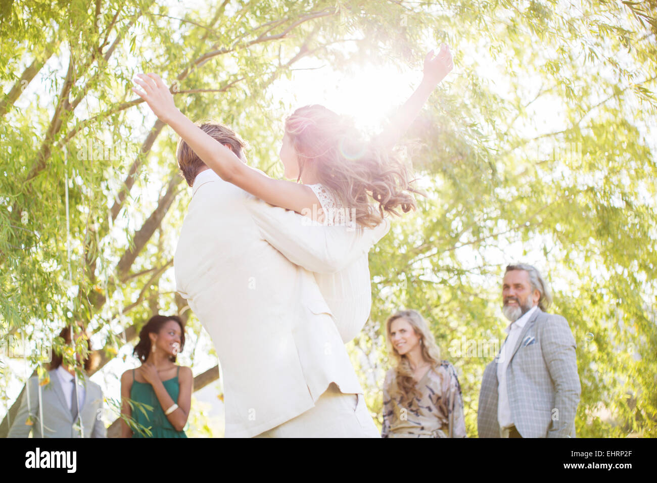 Novio bridesmaid recogida en la recepción de la boda en el jardín interno Foto de stock