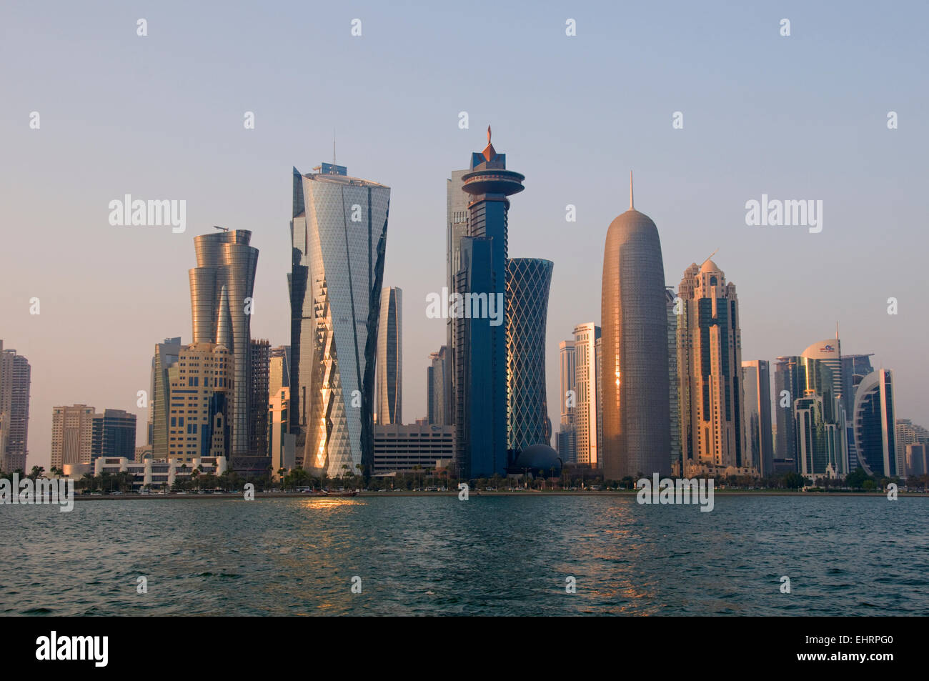 El Corniche, el horizonte de la ciudad, Doha, Qatar. Oriente Medio. Foto de stock