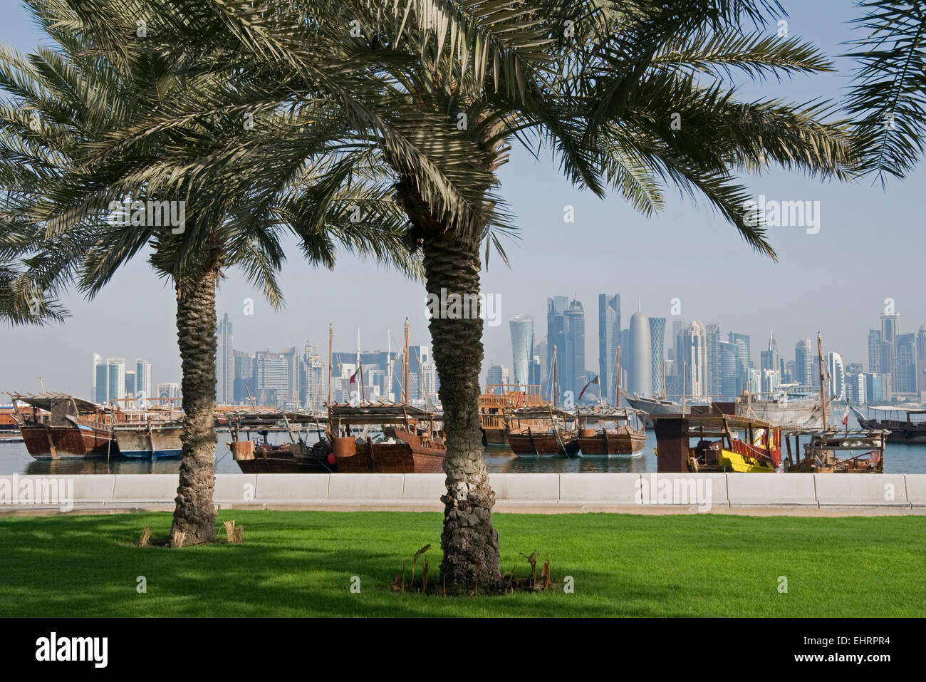 El Corniche con Dhow Harbor, Doha, Qatar. Oriente Medio. Foto de stock