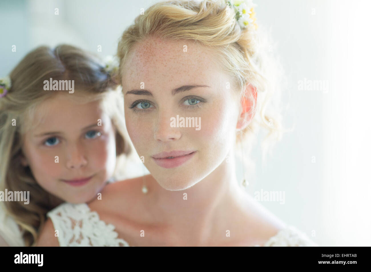 Retrato de novia y bridesmaid mirando a la cámara Foto de stock