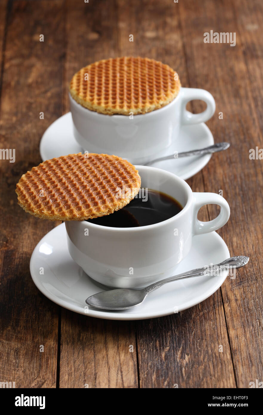 Stroopwafel holandés, caramelo galleta y una taza de café Foto de stock