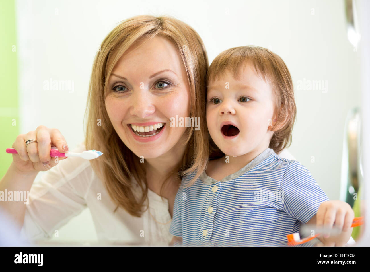 Madre de la enseñanza infantil de cepillado de dientes Foto de stock