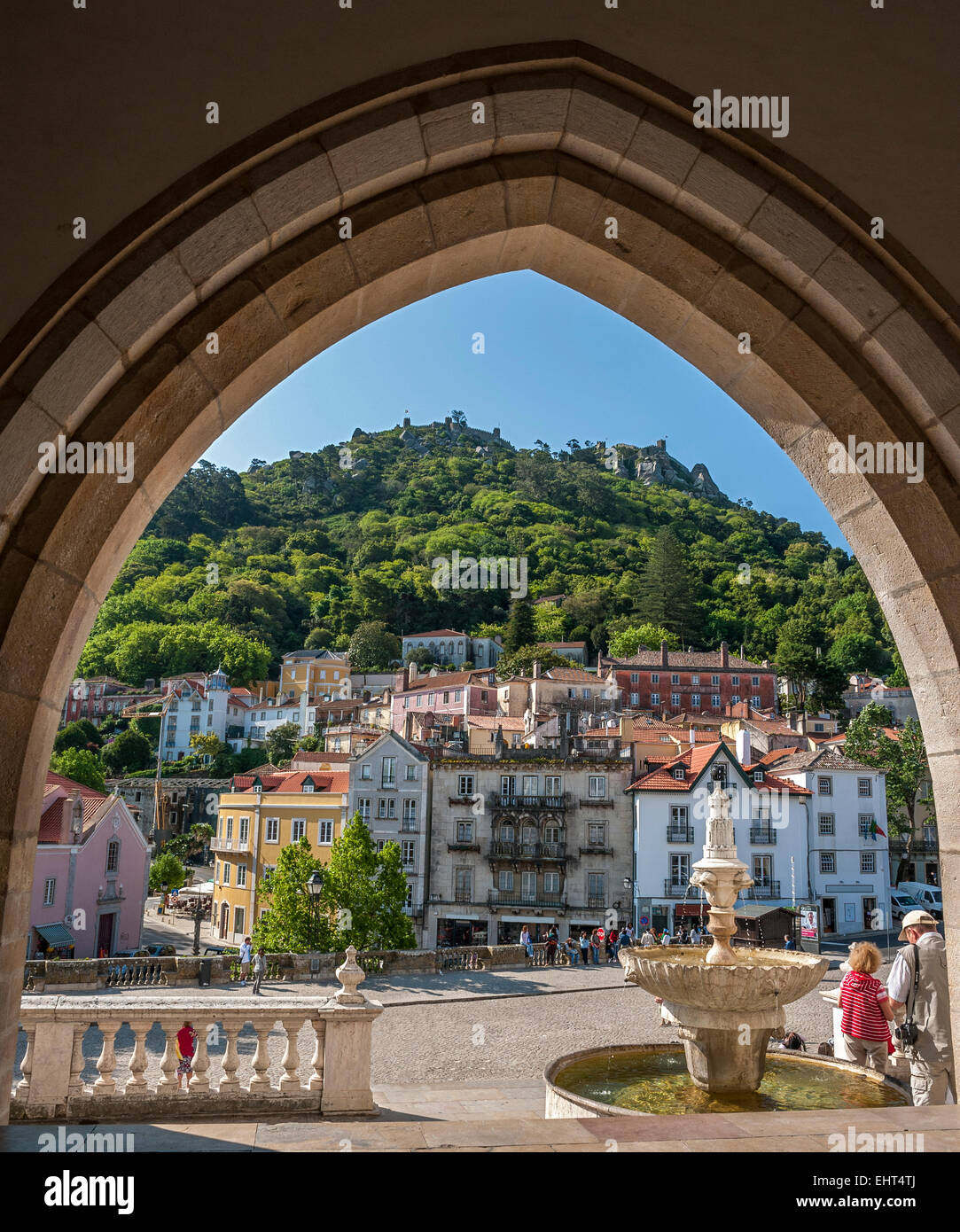 Portugal , Sintra . Vista de la ciudad a través del arco conopial entrada principal del palacio real . Fuente Foto de stock