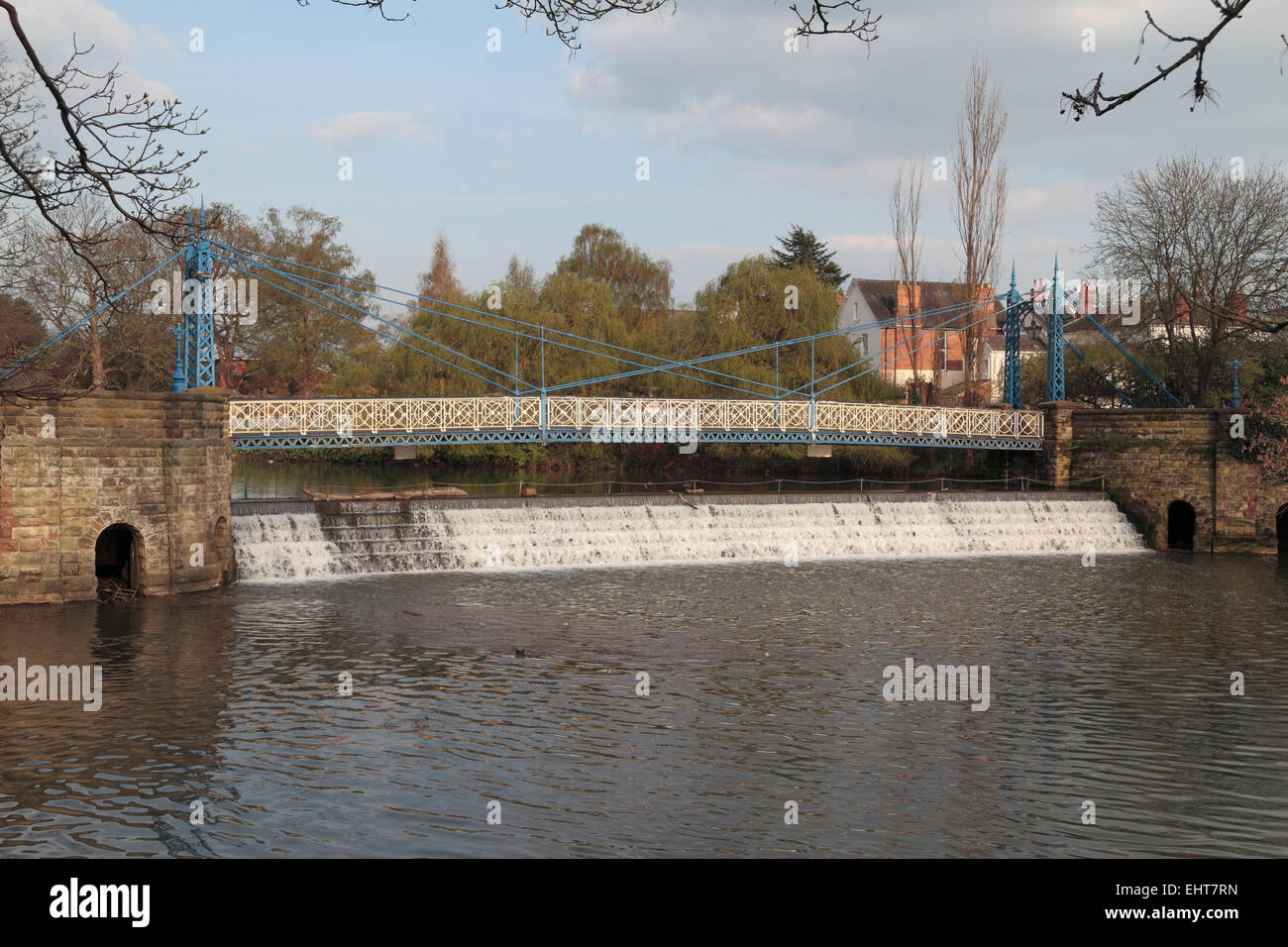 Weir & puente peatonal en el centro de Jephson Gardens & Mill Gardens, Royal Leamington Spa, Warwickshire, Inglaterra. Foto de stock