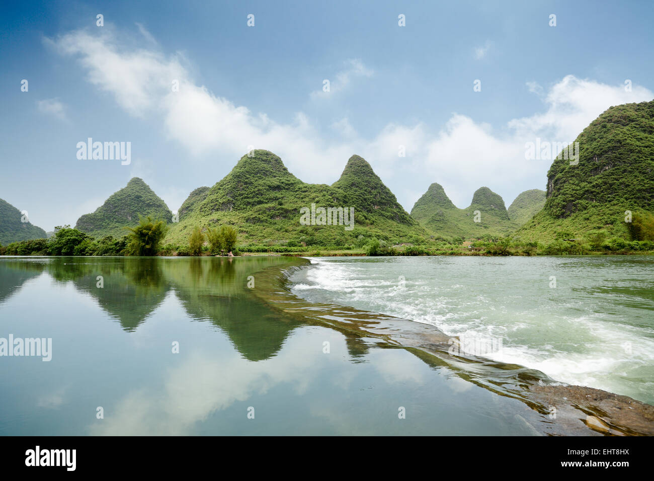 Hermosa karst landform con el río yulong Foto de stock