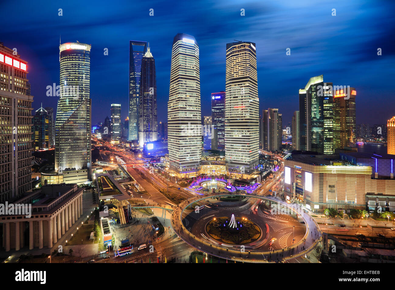 Shanghai zona financiera y comercial de Lujiazui, skyline en la noche Foto de stock