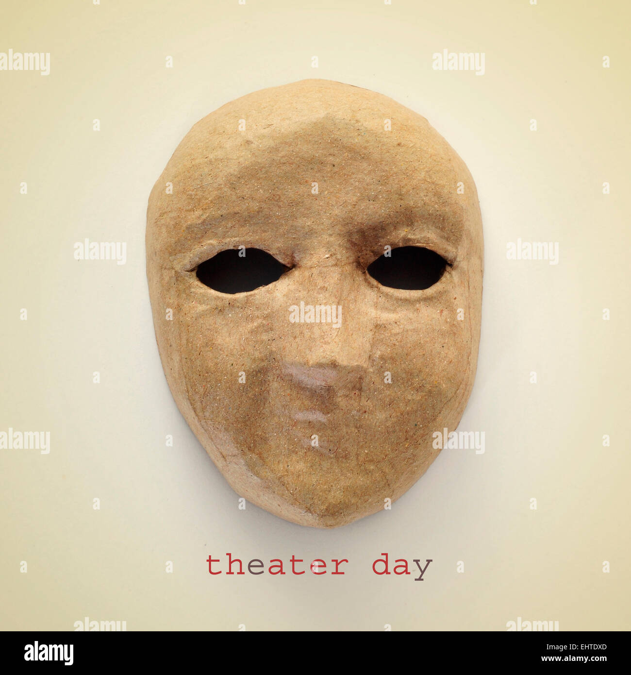 Paper mache mask fotografías e imágenes de alta resolución - Alamy