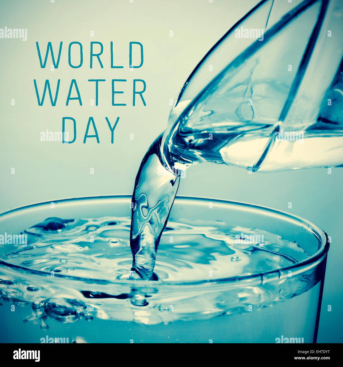 Un vaso de agua que está lleno de un lanzador y el texto del día mundial  del agua Fotografía de stock - Alamy
