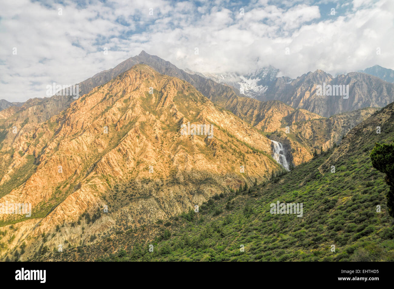 El pintoresco paisaje de las montañas del Himalaya en Nepal Foto de stock