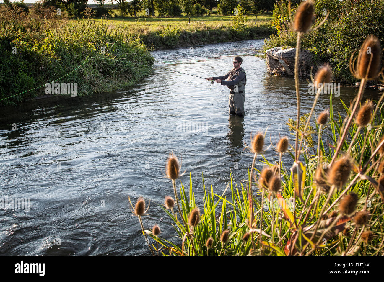 Pesca con Mosca en el Eure (27), Francia Foto de stock