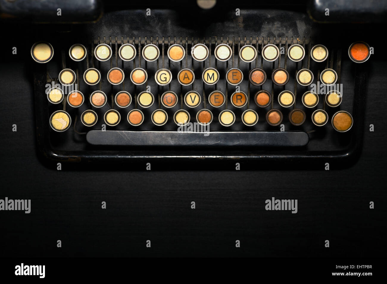 Horizontal de color detalle del teclado vacía de una vieja máquina de  escribir, teniendo sólo las letras que forman las palabras "Game Over  Fotografía de stock - Alamy