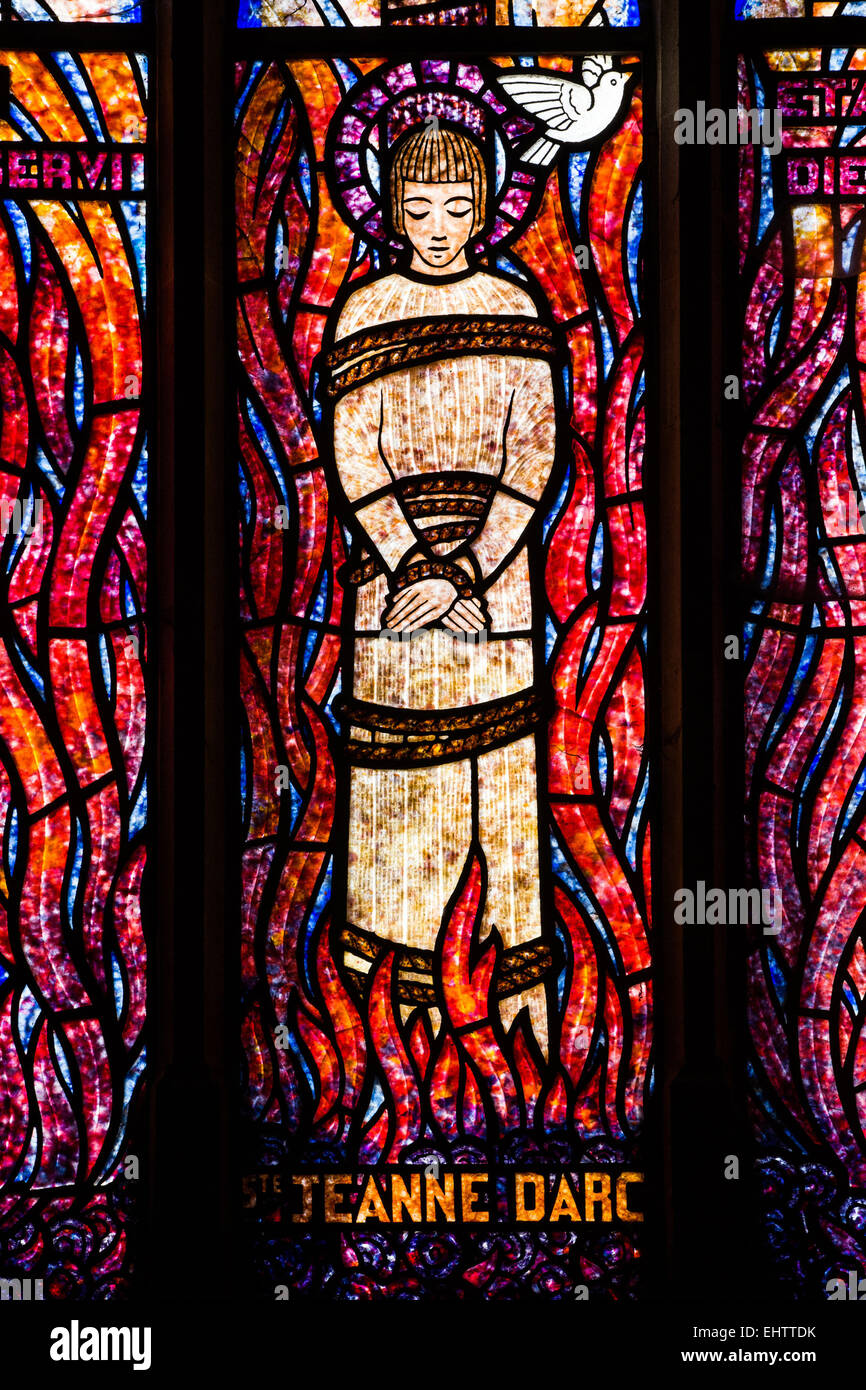 Vidrieras religiosas, FRANCOIS DECORCHEMONT, Francia Foto de stock