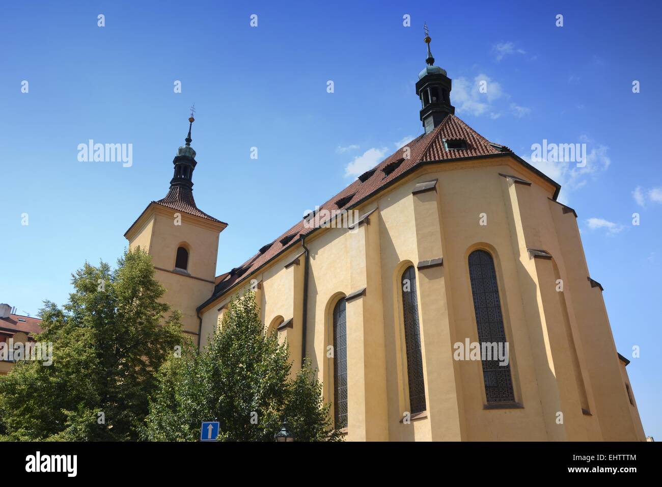 Una antigua iglesia en Praga Foto de stock